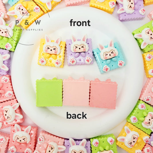 Label 122 - Kiki Biscuit Charm D